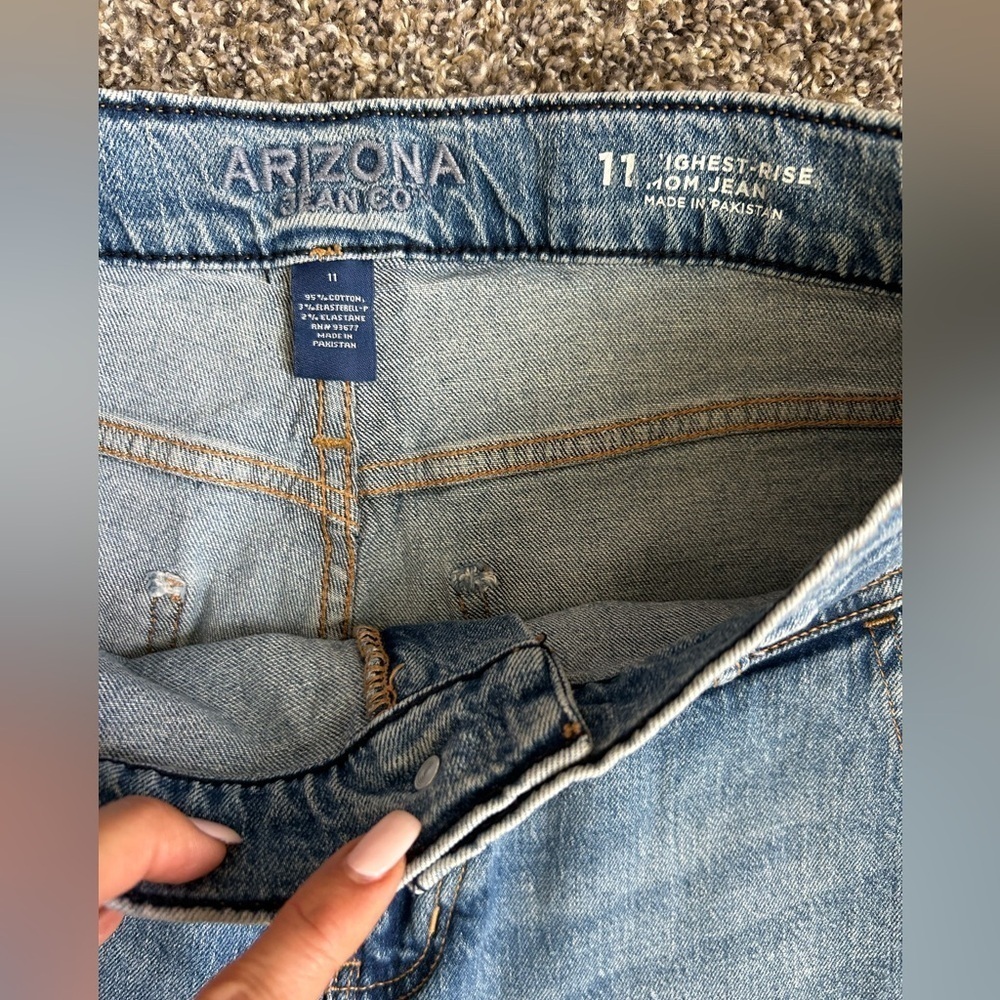 Vintage Arizona Jeans Highest Rise Mom Jean with distressing size 11 - Picture 3 of 7